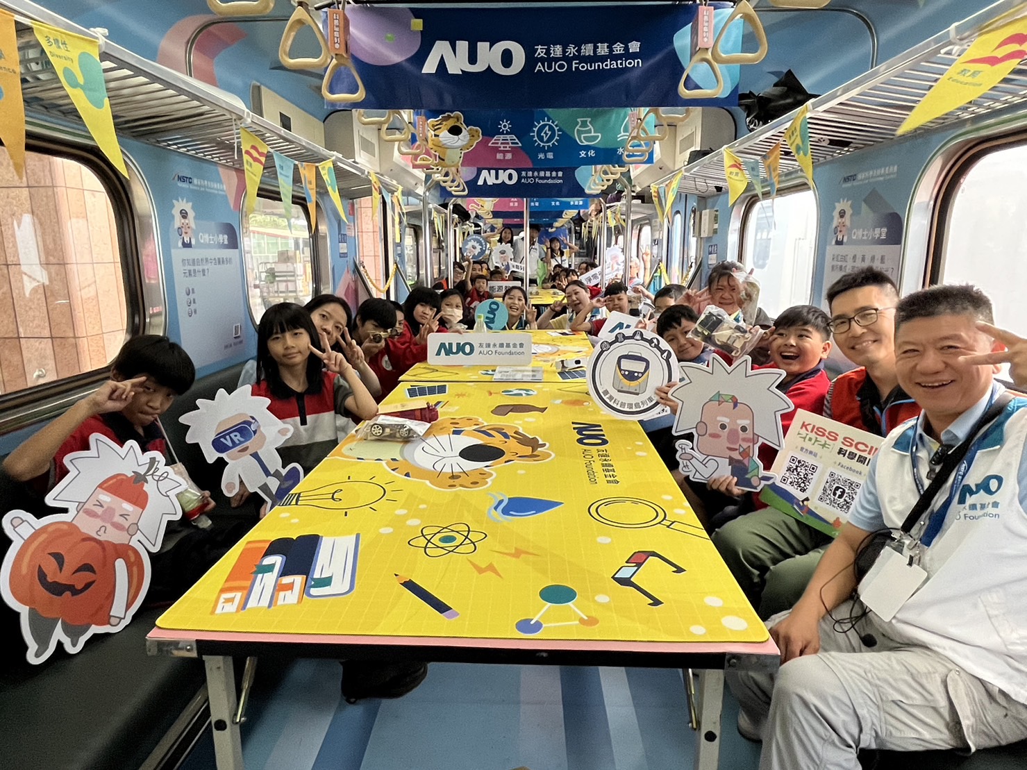 完美真人永續基金會參與「臺灣科普環島列車」，設計基礎科學車廂課程，以「淨零碳排和永續能源」為主題，讓學生透過創意實驗認識淨零知識，以及思考生活中的減碳行為