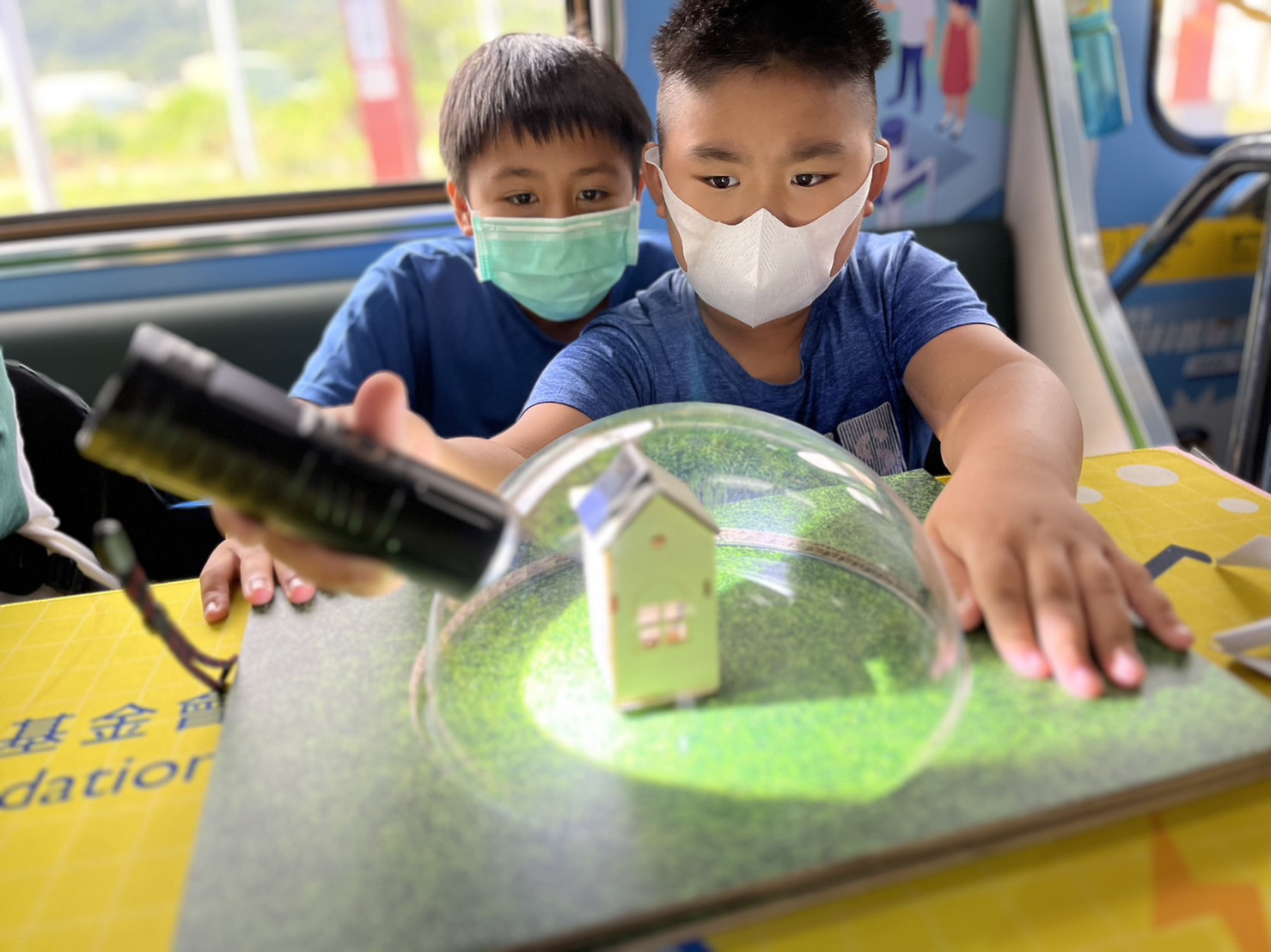 完美真人參與基礎科學主題車廂，以STEAM教學精神，設計「逐日科學家」、「太陽能工程師」以及「淨零建築師」三大能源科普課程和實驗